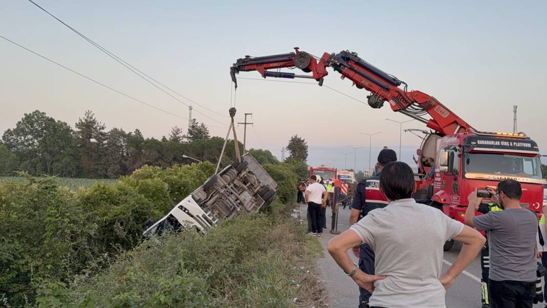 Otobüs devrildi, çok sayıda yaralı var! 8